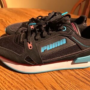 Puma lace up sneakers black 6.5 very good condition only worn a few times